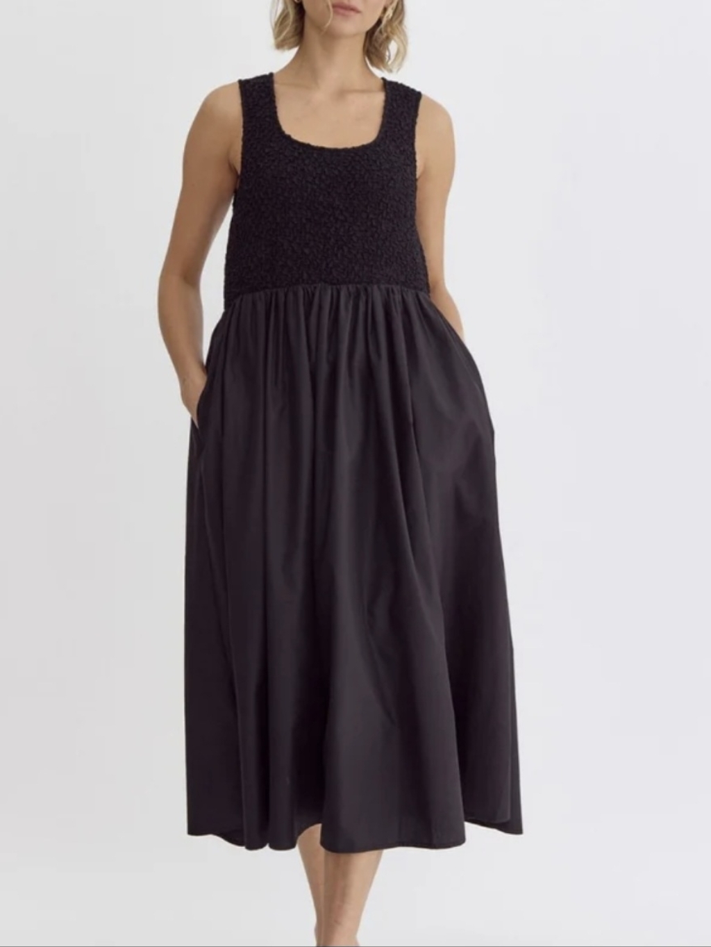 Entro Black Textured Scoop Neck Sleeveless Midi Dress Pockets